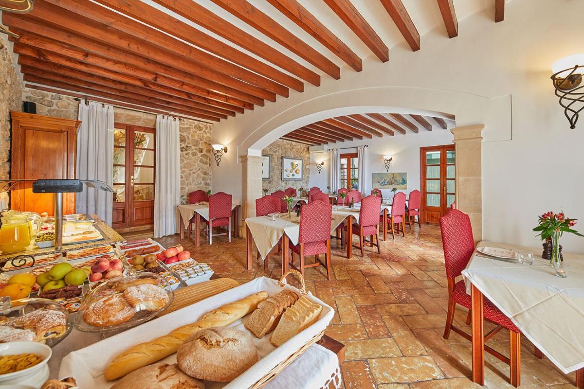 una habitación con una mesa llena de pan y comida en Cas Comte Suites & Spa - Adults Only, en Lloseta