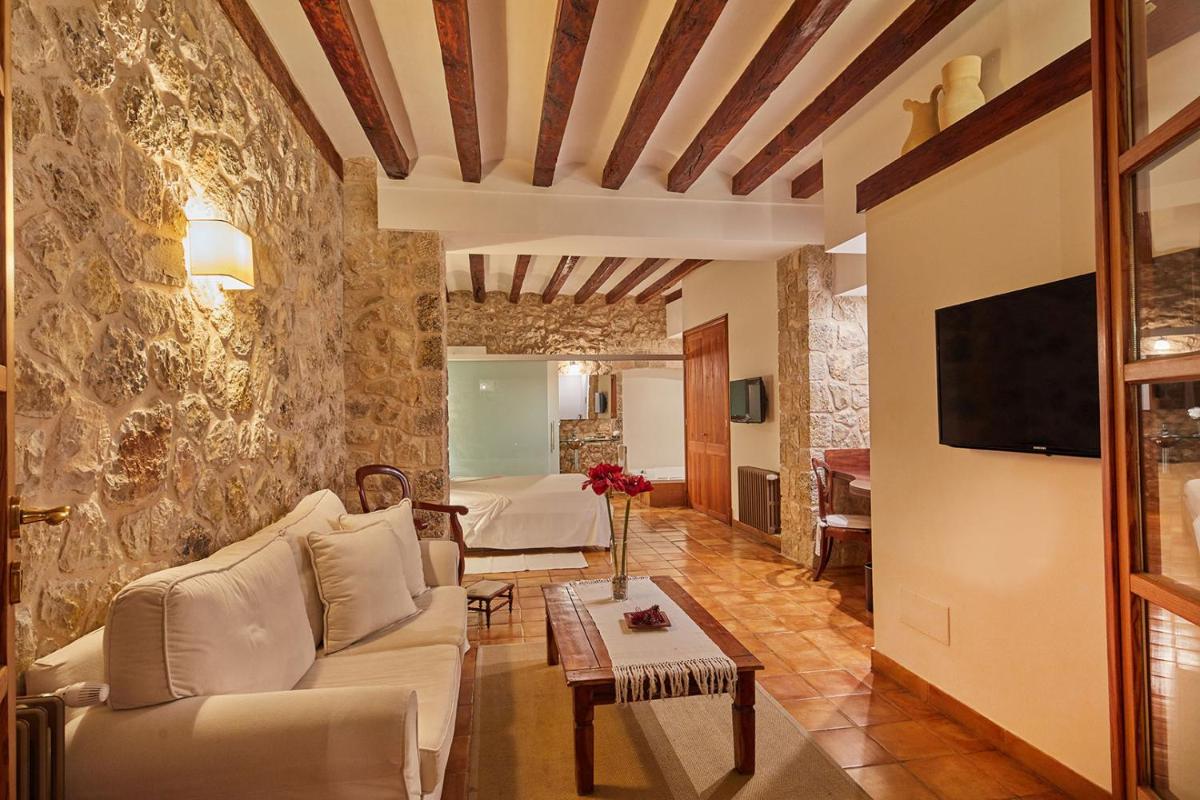 Una televisión o centro de entretenimiento en Cas Comte Suites & Spa - Adults Only