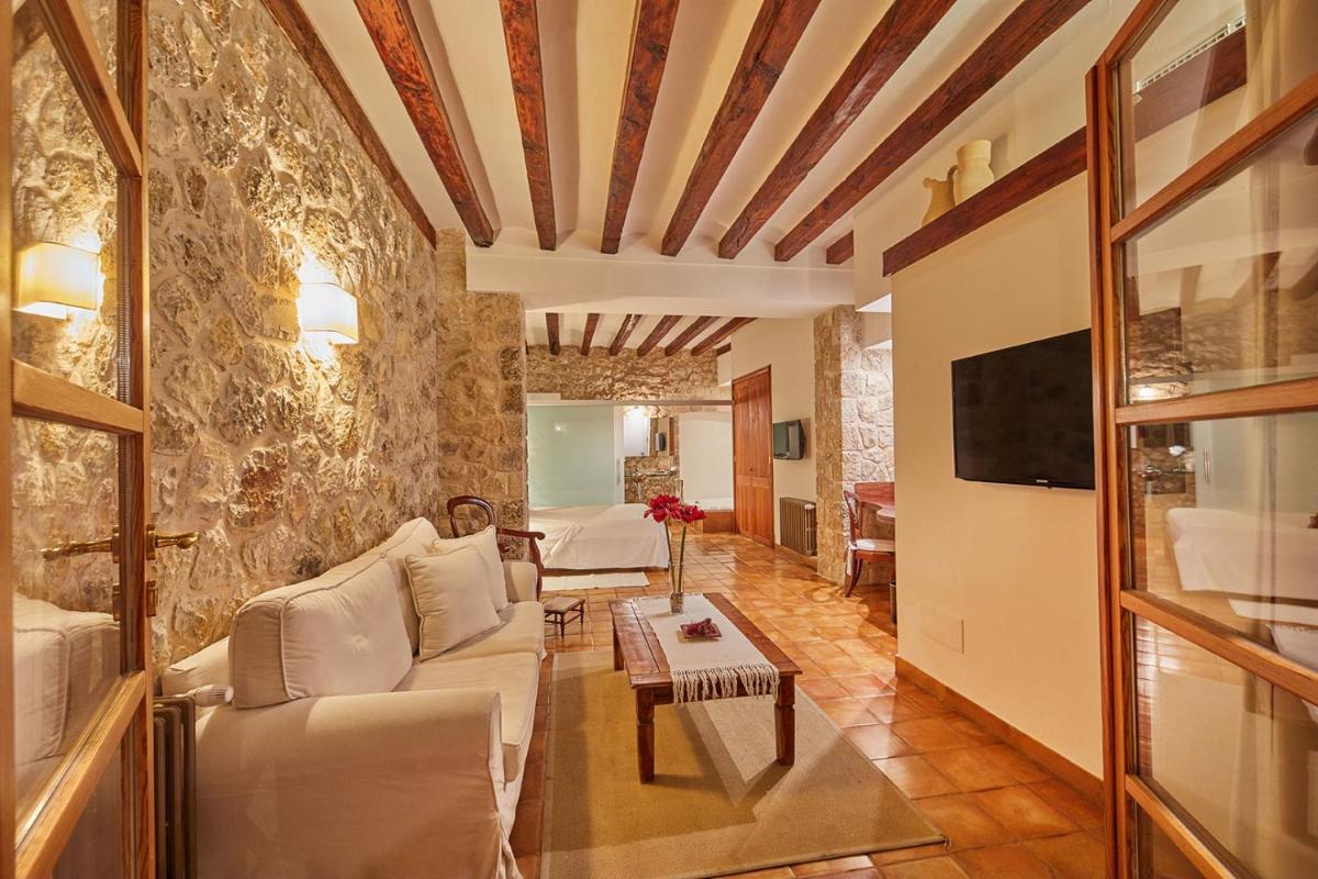 Una televisión o centro de entretenimiento en Cas Comte Suites & Spa - Adults Only