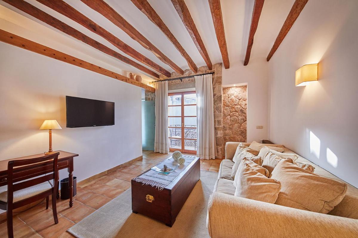 Una televisión o centro de entretenimiento en Cas Comte Suites & Spa - Adults Only