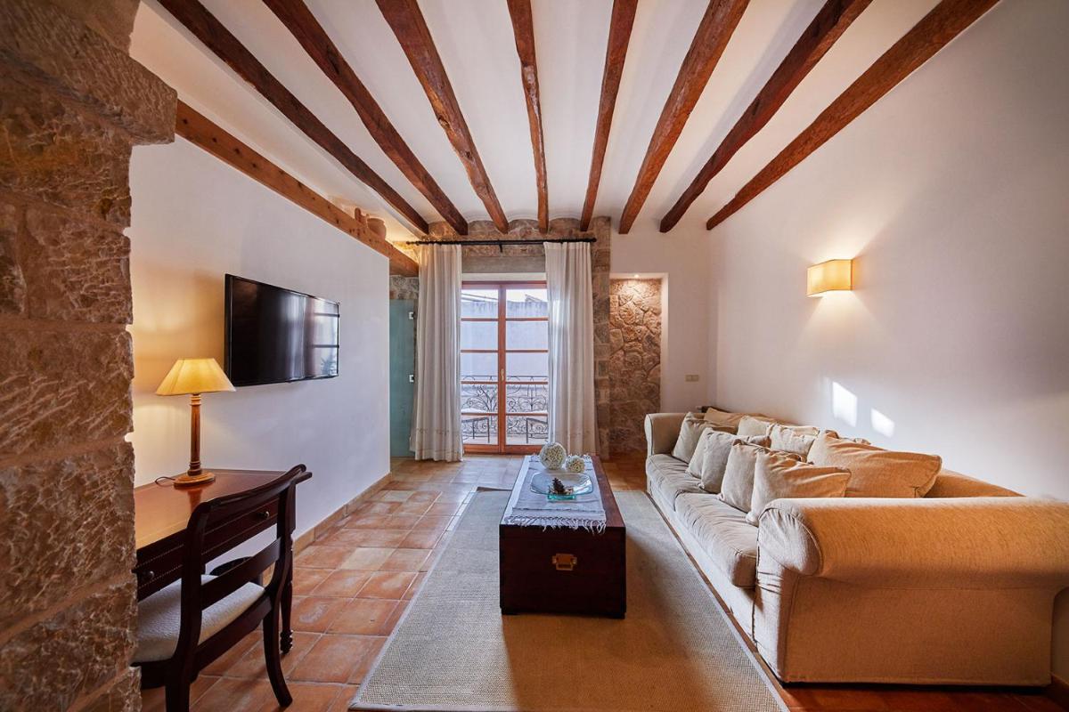 Una televisión o centro de entretenimiento en Cas Comte Suites & Spa - Adults Only
