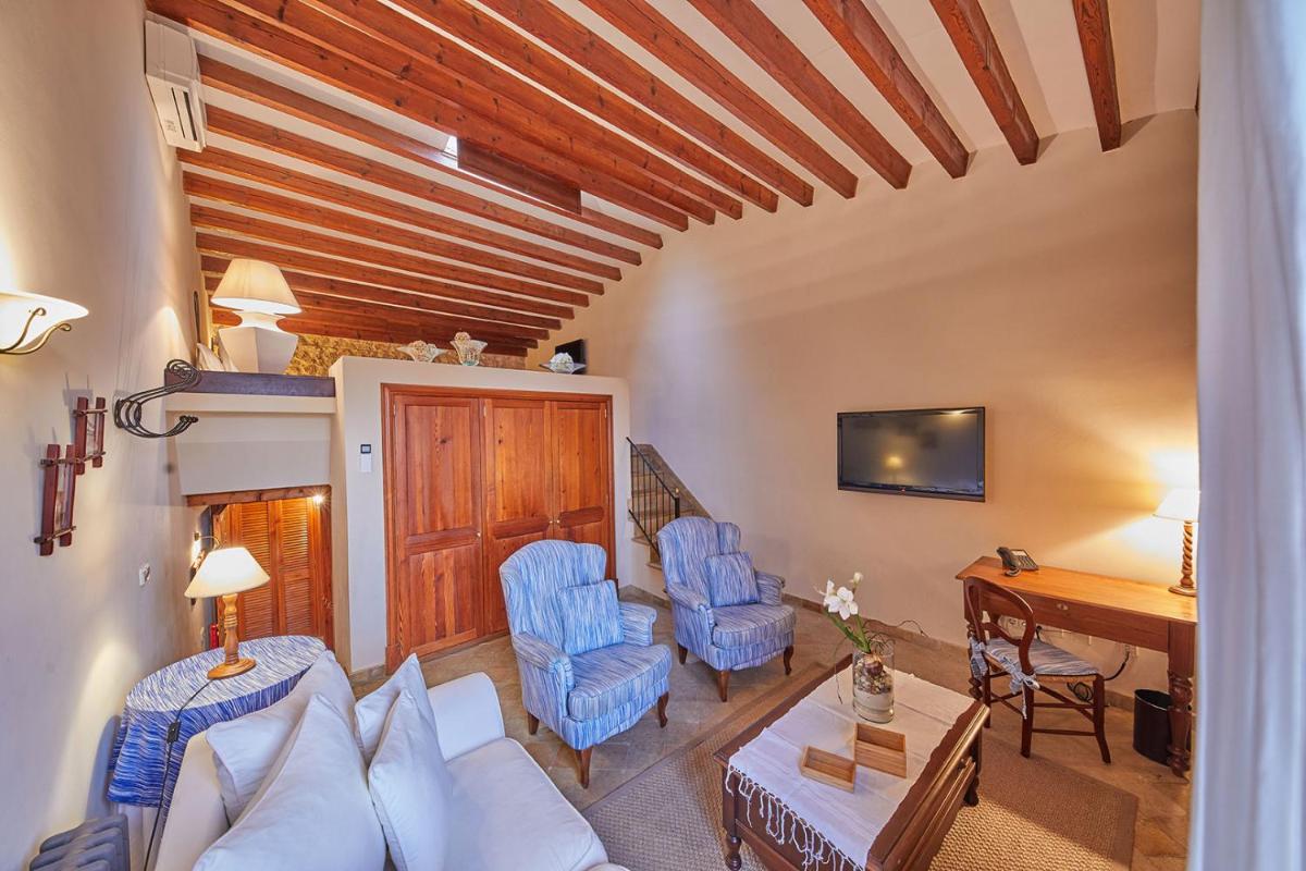 Una televisión o centro de entretenimiento en Cas Comte Suites & Spa - Adults Only