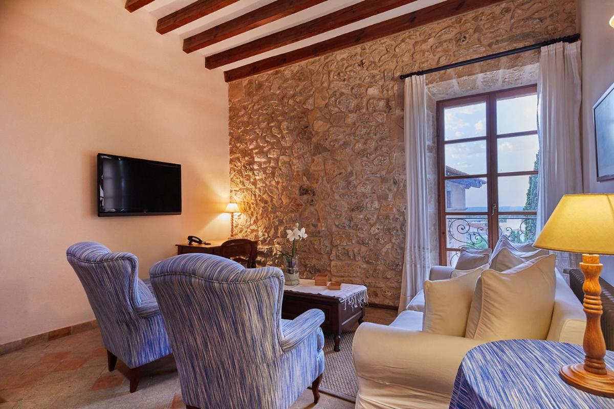 Una televisión o centro de entretenimiento en Cas Comte Suites & Spa - Adults Only