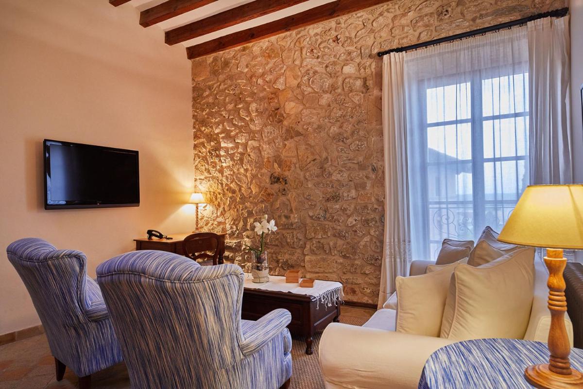 Una televisión o centro de entretenimiento en Cas Comte Suites & Spa - Adults Only