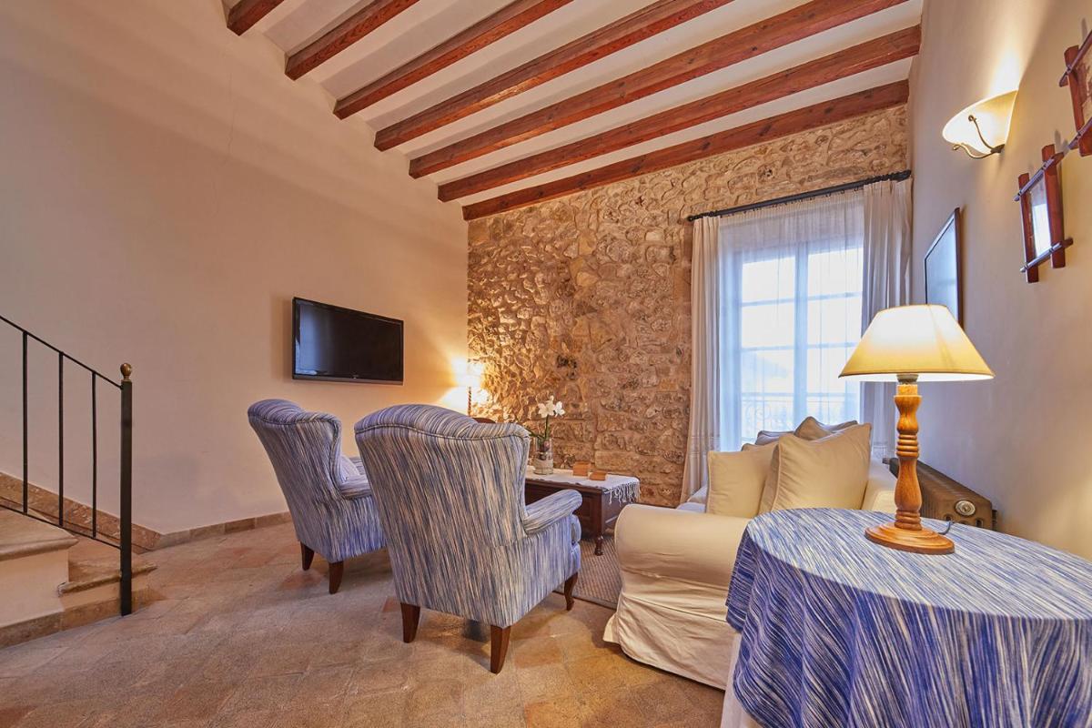 Una televisión o centro de entretenimiento en Cas Comte Suites & Spa - Adults Only