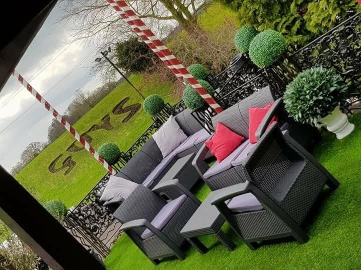 Guy's Thatched Hamlet - Housity