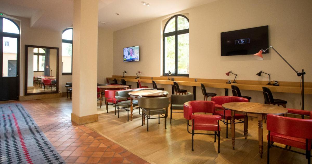 Télévision ou salle de divertissement dans l'établissement Fourvière Hôtel