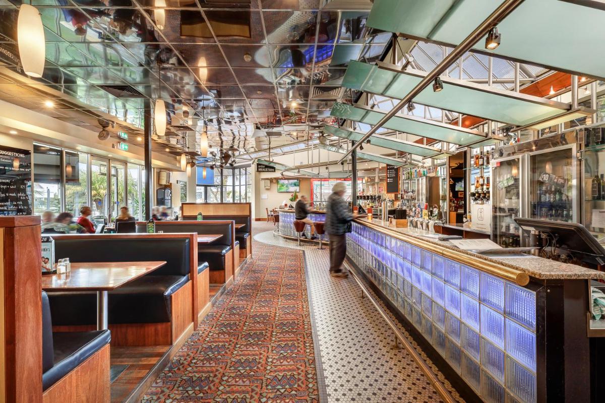 Nightcap at Findon Hotel - Housity