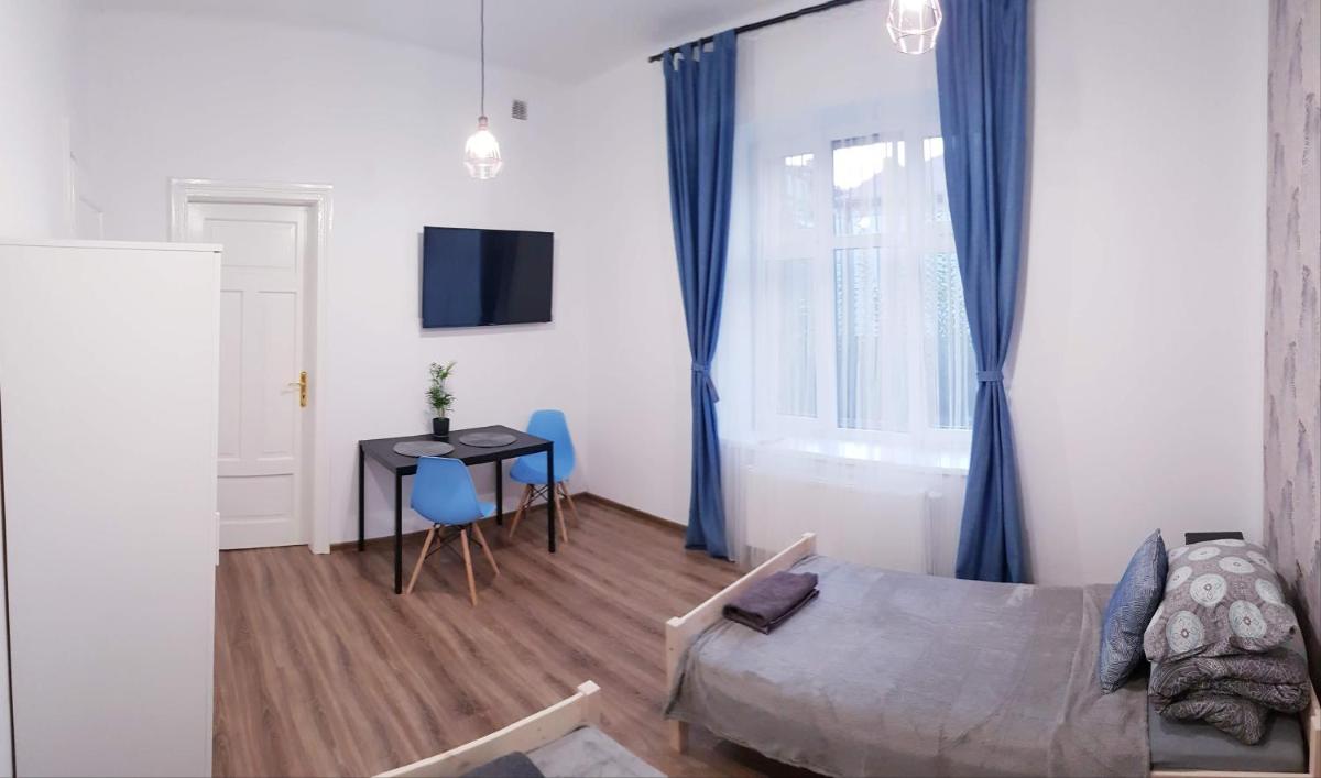 Guest Room RÓWNA - Housity