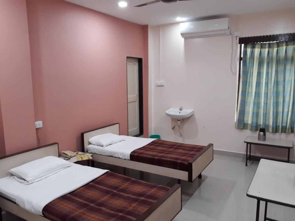 Hotel Gomatgiri - Housity