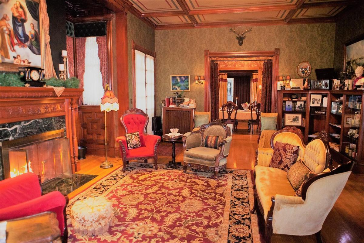 Alexander Mansion Bed & Breakfast - Housity
