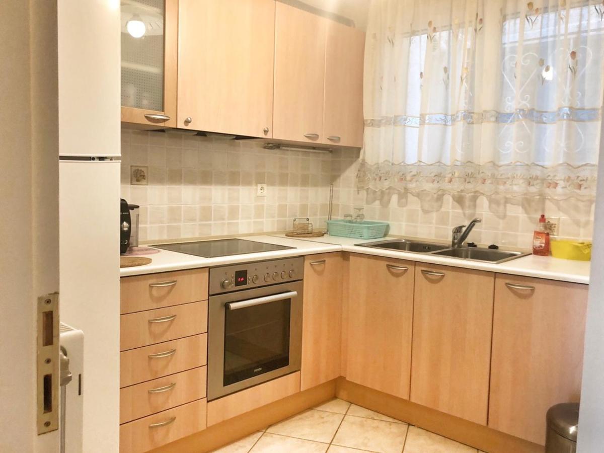 Seaview 2nd flr. apt. next to the beach, wifi,a/c,p/c media. - Housity
