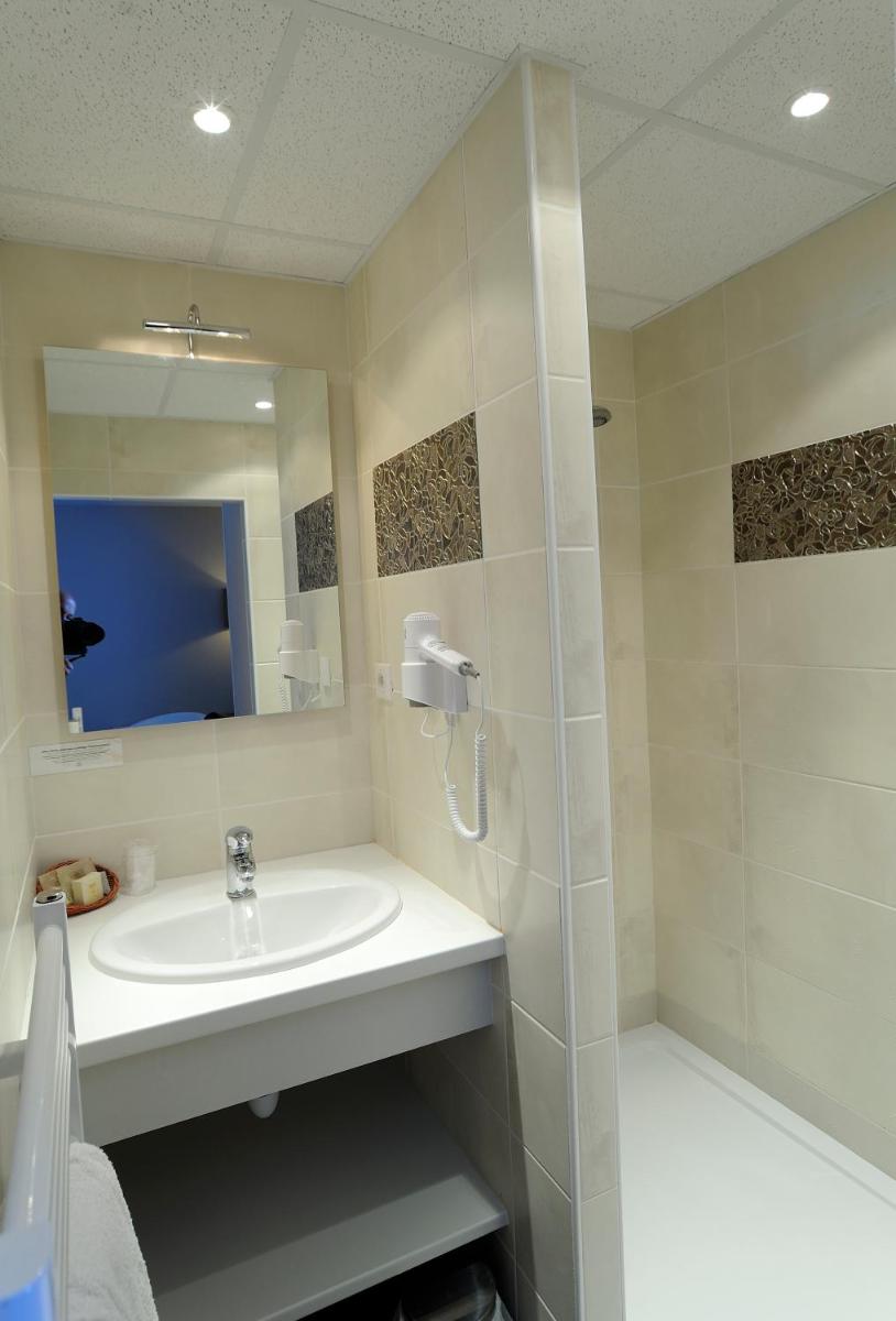 Salle de bains dans l'établissement Logis Hôtel Restaurant Aux Maisons