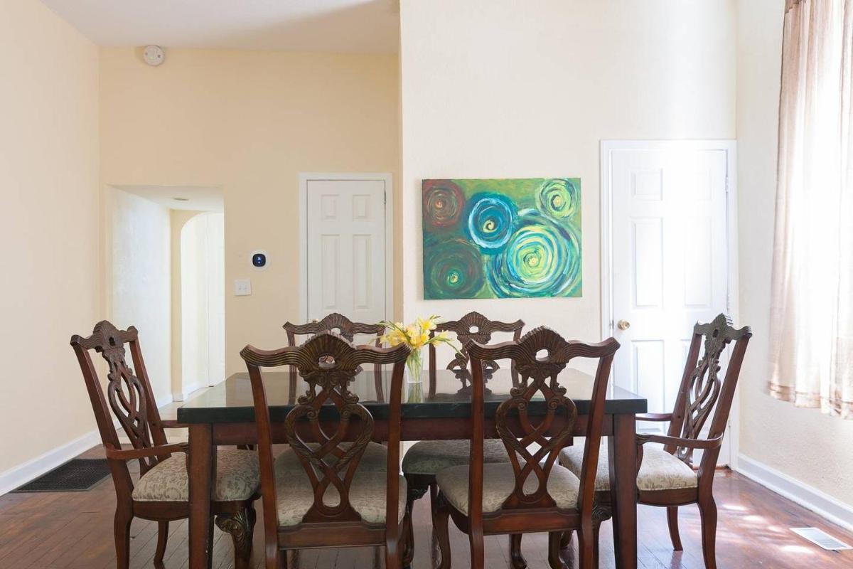 Sweet Home in Cherokee Arts District - Housity