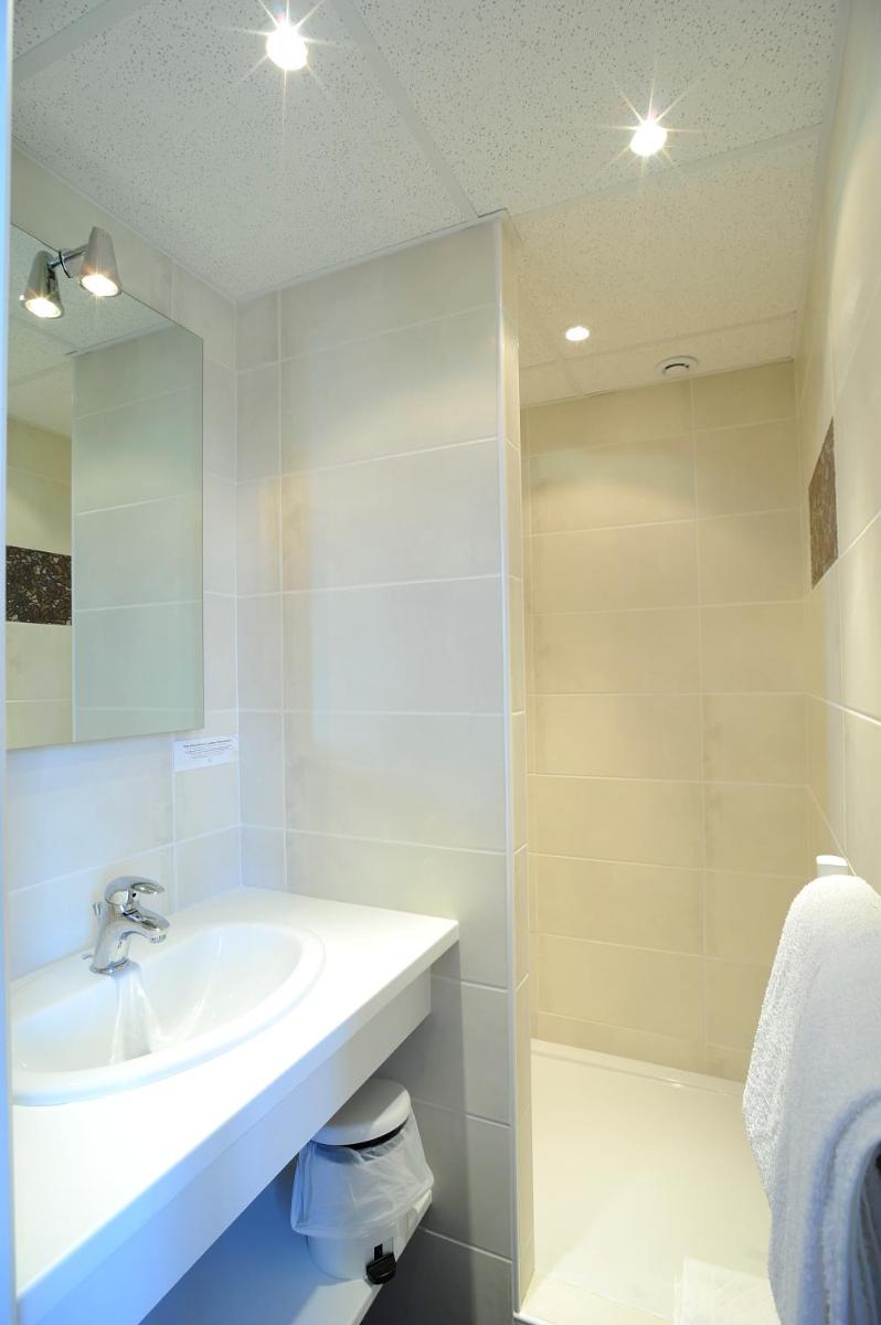 Salle de bains dans l'établissement Logis Hôtel Restaurant Aux Maisons