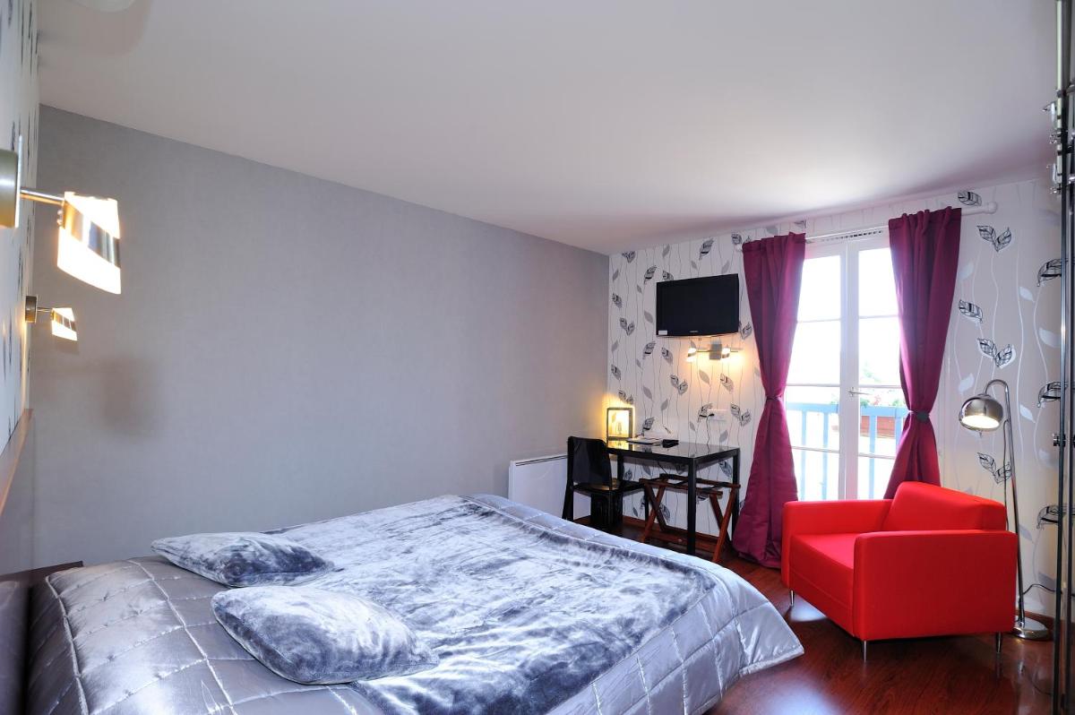 Un ou plusieurs lits dans un hébergement de l'établissement Logis Hôtel Restaurant Aux Maisons
