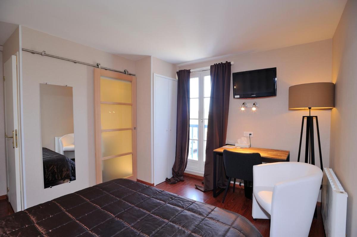 Un ou plusieurs lits dans un hébergement de l'établissement Logis Hôtel Restaurant Aux Maisons
