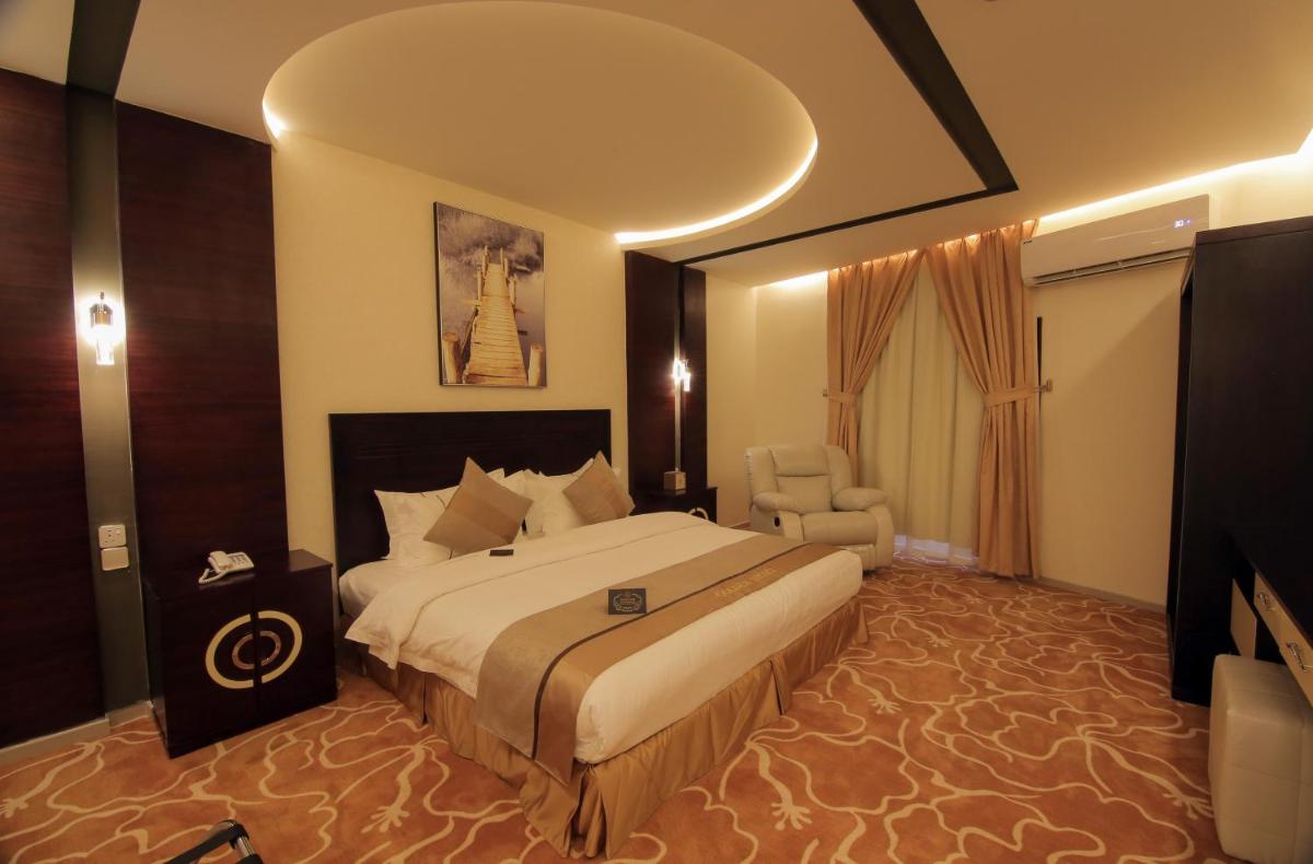 Golden Night Hotel - Housity