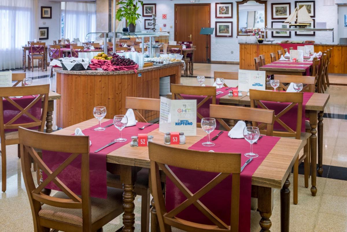 Un restaurante o sitio para comer en Hotel GHT Neptuno-Tossa & Venus SPA