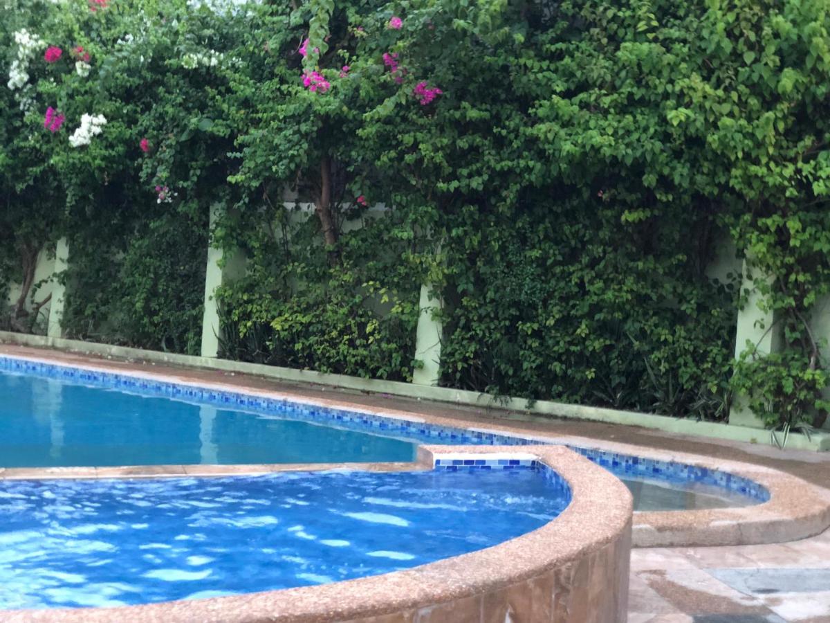Suitetrails - Cebu-Mactan Condo