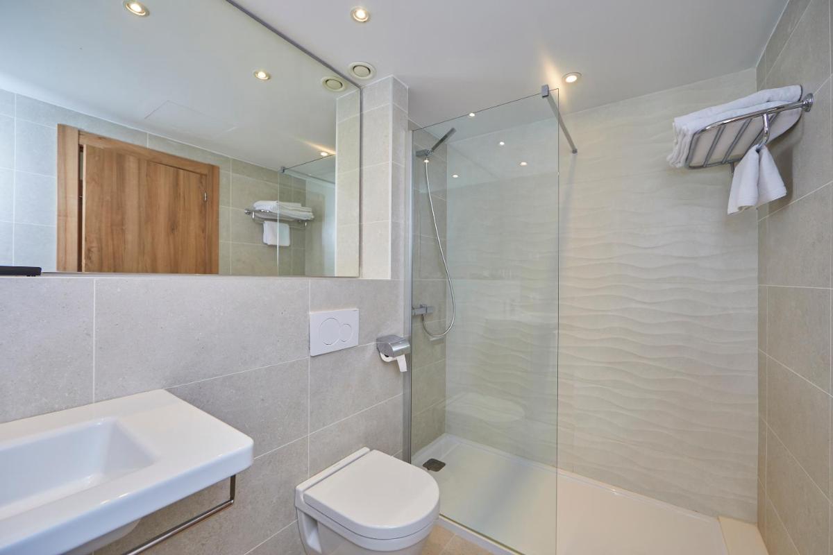 Un baño de Hotel Playa Golf - Adults Only