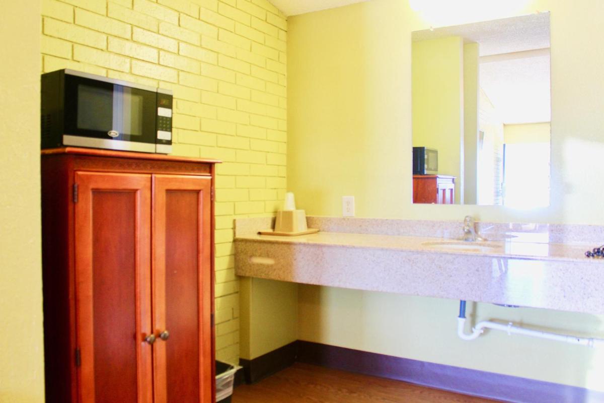 Tropicana Motel Bastrop - Housity