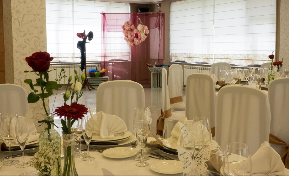 Hostal Restaurante O'Cadaval - Housity