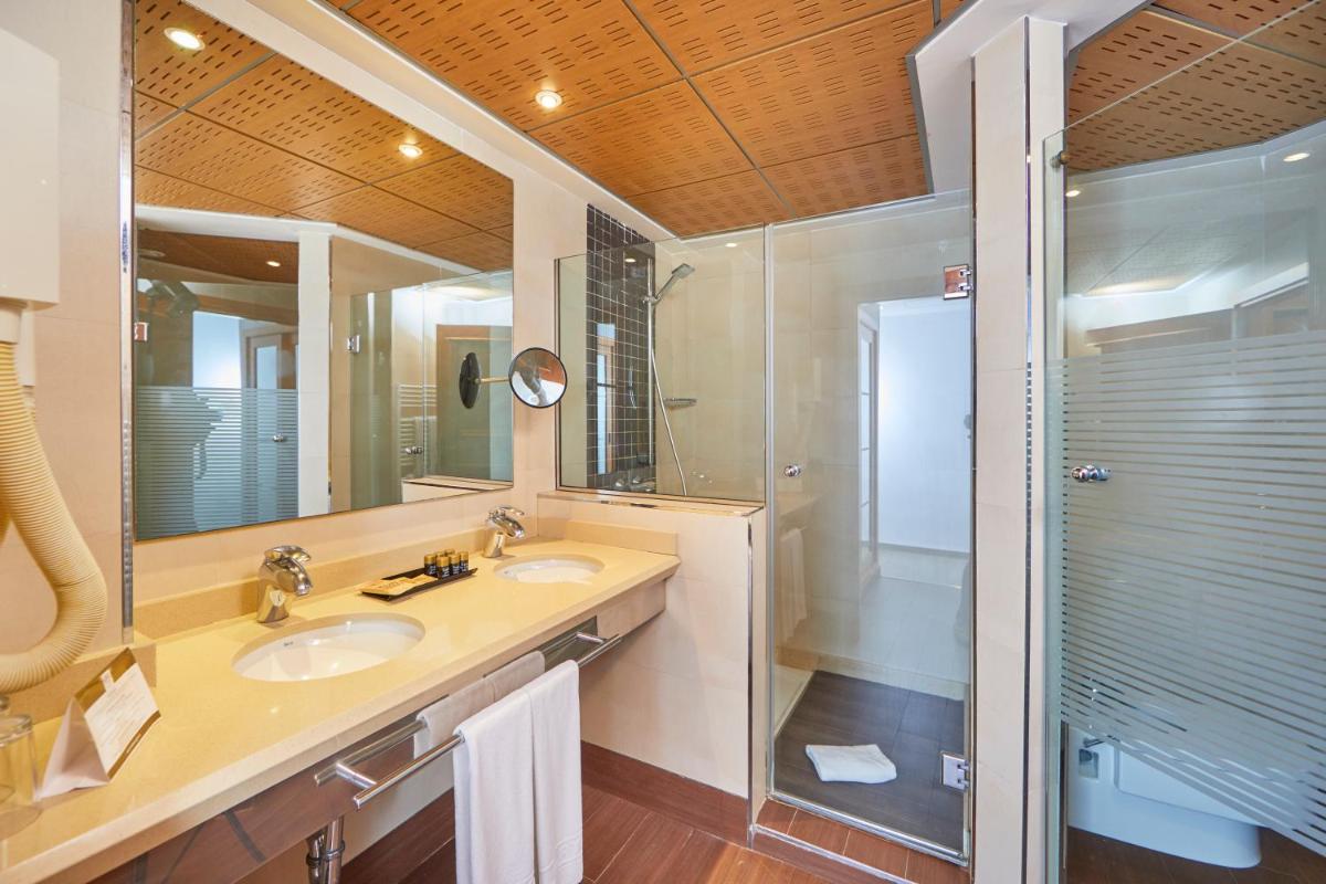 Un baño de Hotel Playa Golf - Adults Only