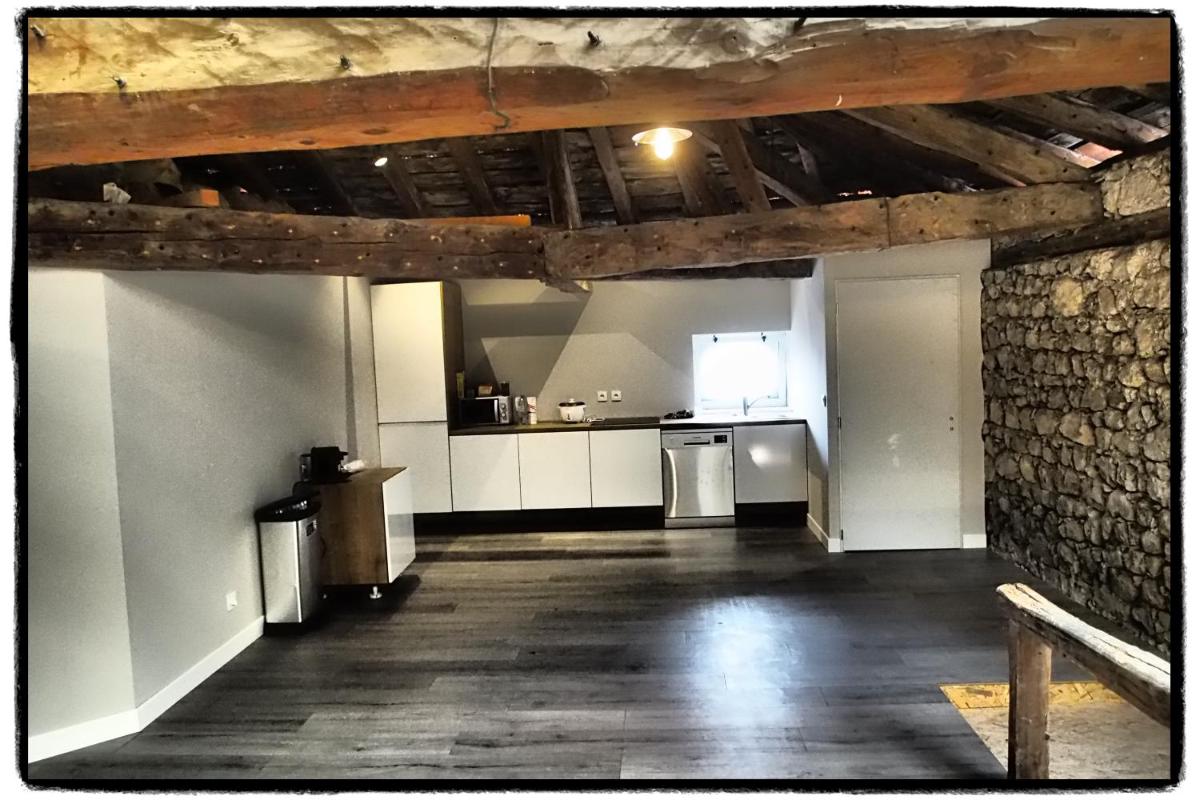 Vieux corps de ferme datant de 1675 - Housity