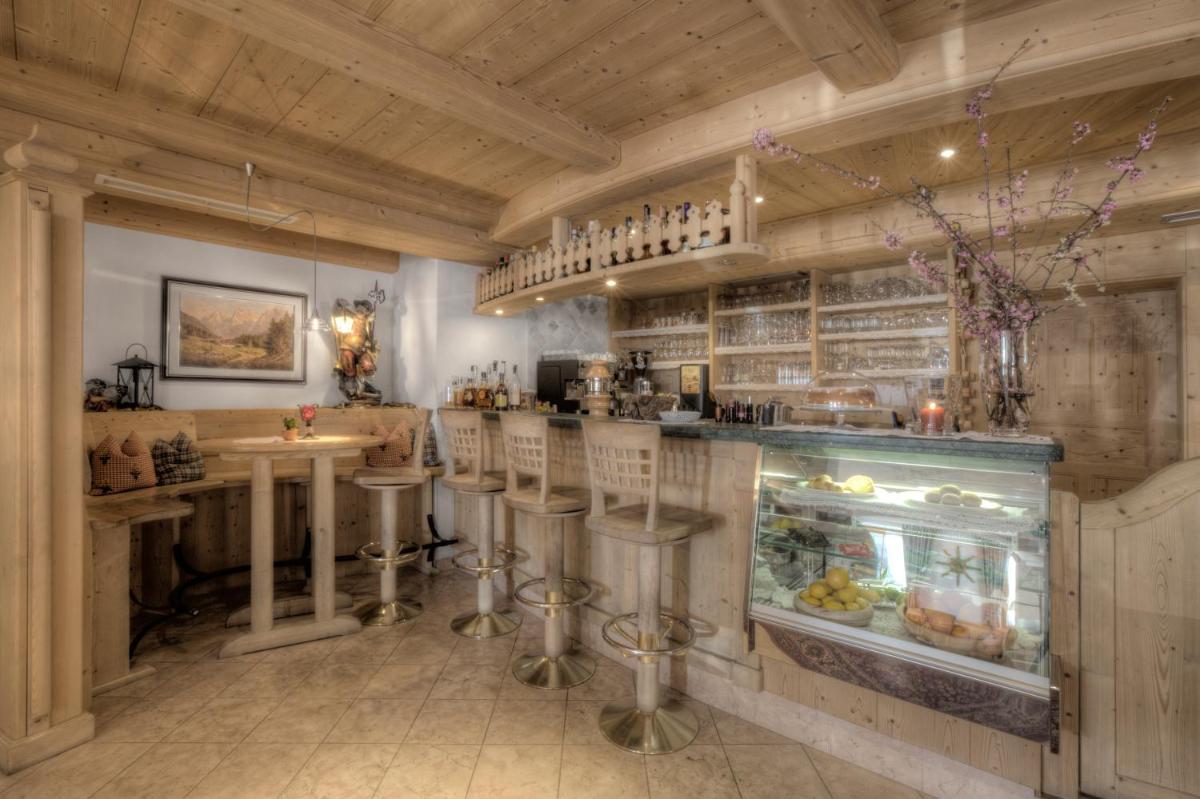 Hotel Ciasa Ai Pini - Housity