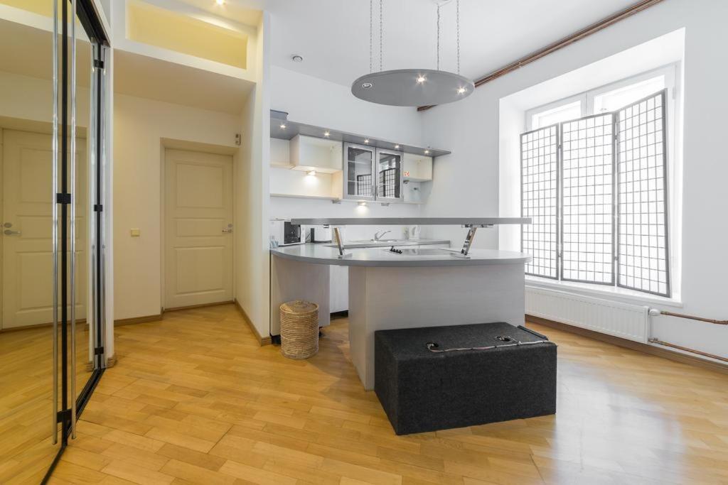 Modern Old Town apartment with sunny balcony - Housity