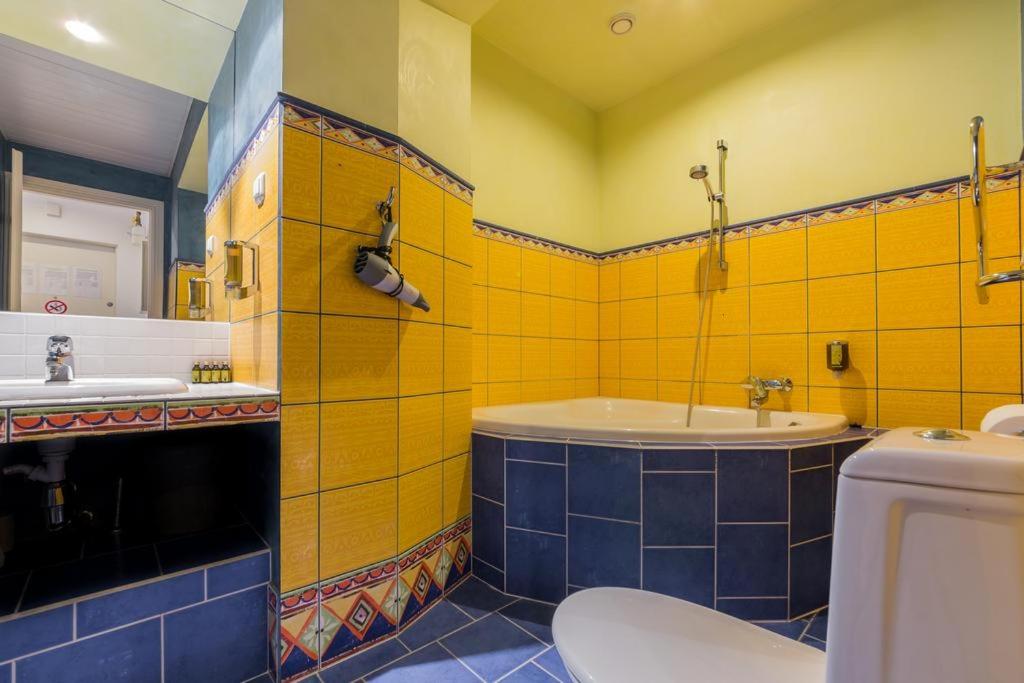 Modern Old Town apartment with sunny balcony - Housity