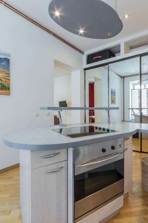 Modern Old Town apartment with sunny balcony - Housity