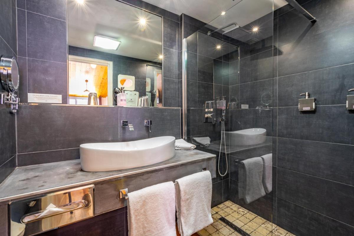 Salle de bains dans l'établissement Hôtel Restaurant & Spa Plaisir