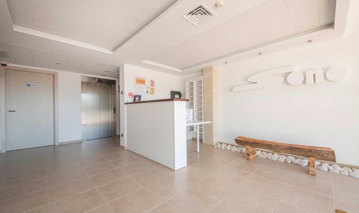 una habitación con un banco y una mesa. en Sono & SPA - Adults Only, en La Garriga 91 fotos más