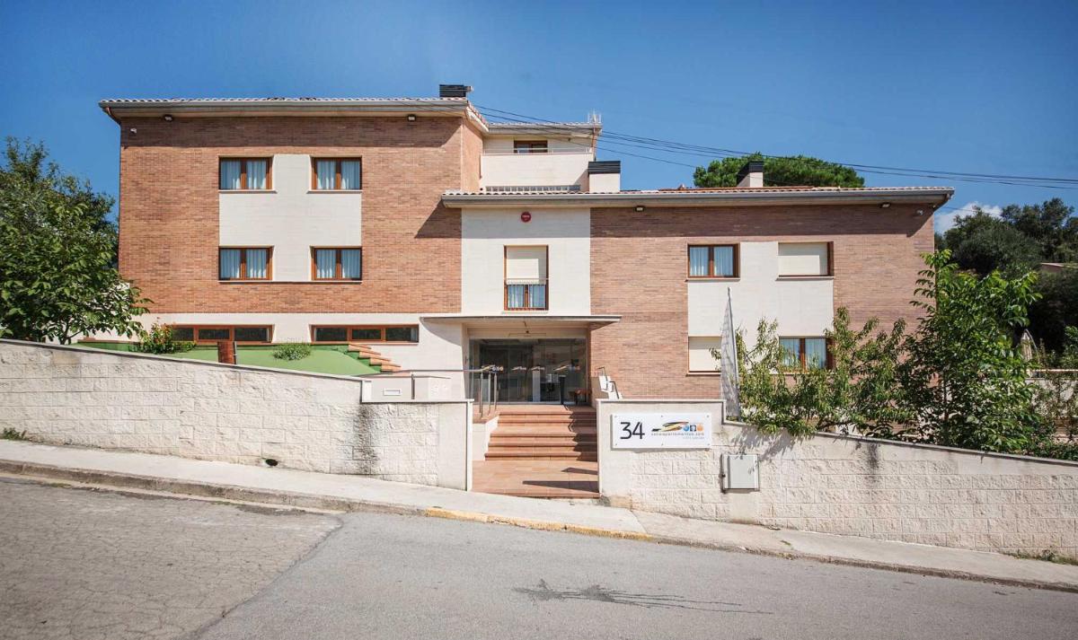 un gran edificio de ladrillo con una valla delante en Sono & SPA - Adults Only, en La Garriga