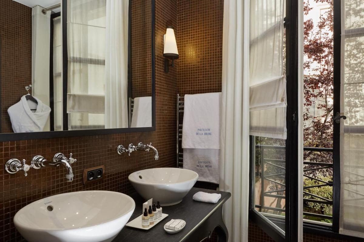 Salle de bains dans l'établissement Le Pavillon de la Reine & Spa, Place des Vosges