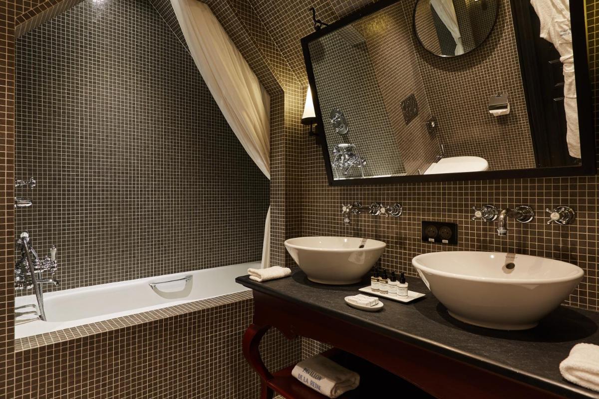 Salle de bains dans l'établissement Le Pavillon de la Reine & Spa, Place des Vosges
