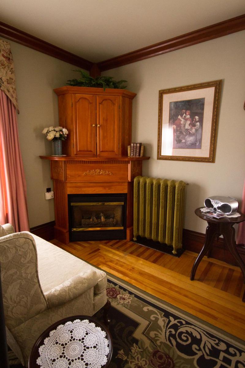Victoria's Historic Inn - Housity