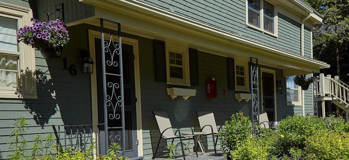 Victoria's Historic Inn - Housity