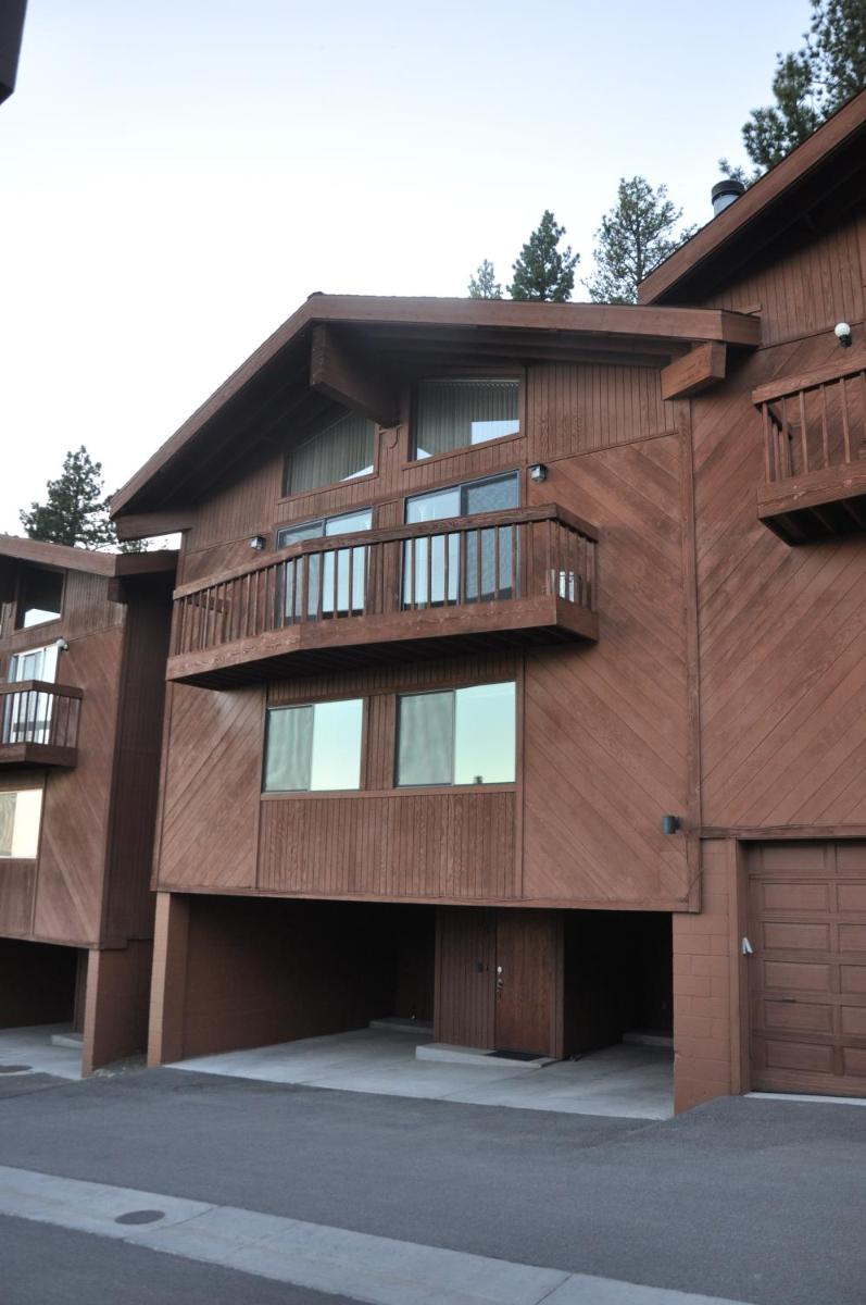 Bitterbrush - 400 Fairview Boulevard - very close to Diamond Peak and beaches - WSTR21-0086 - Tax ID W4900 - Max 7 people, 2 cars parking in carports - Housity