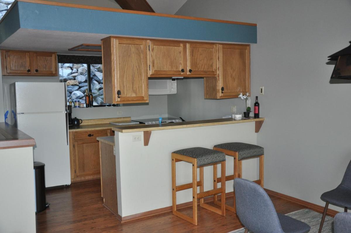 Bitterbrush - 400 Fairview Boulevard - very close to Diamond Peak and beaches - WSTR21-0086 - Tax ID W4900 - Max 7 people, 2 cars parking in carports - Housity