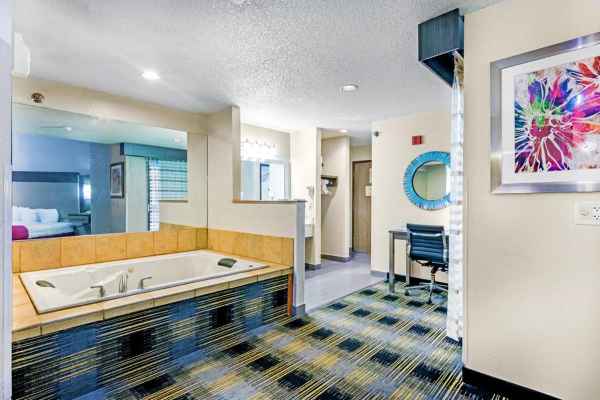 Baymont by Wyndham Jackson - Housity