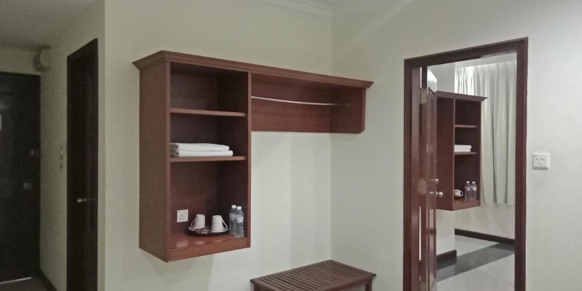 The Upper Deck Hotel - Housity