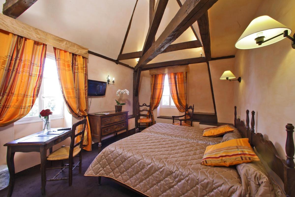 Un ou plusieurs lits dans un hébergement de l'établissement Logis Hôtel Restaurant Château Bellevue