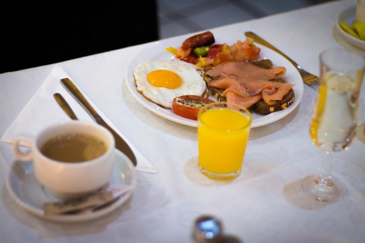 Comida en o cerca de este hotel
