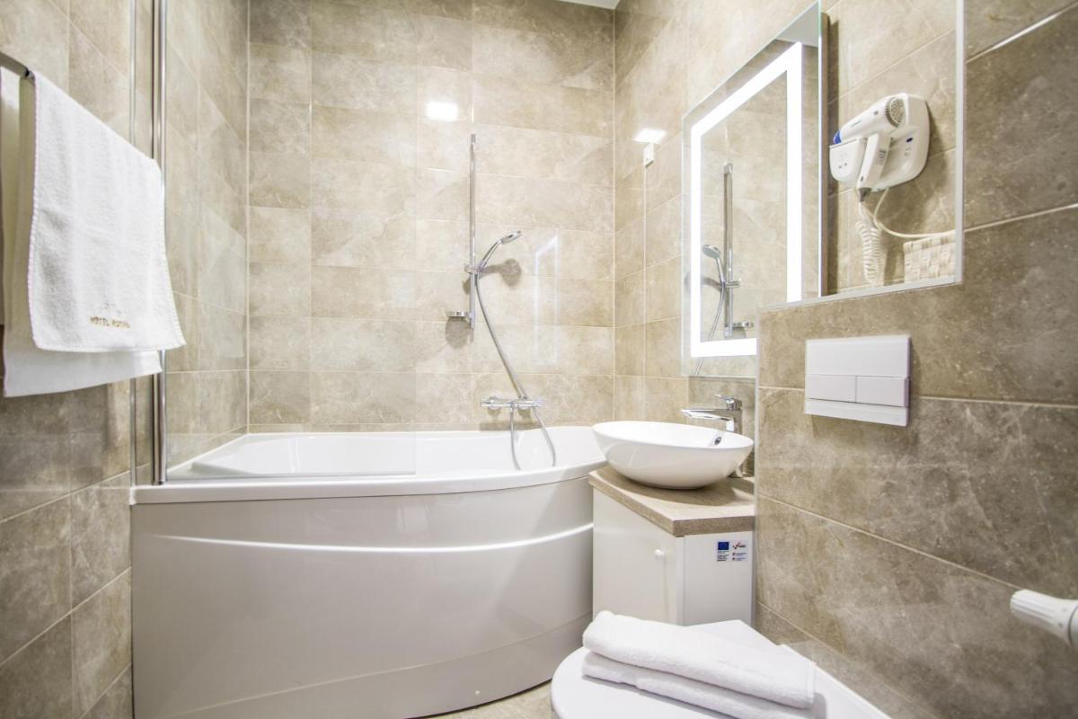 Royal Airport Hotel - Housity