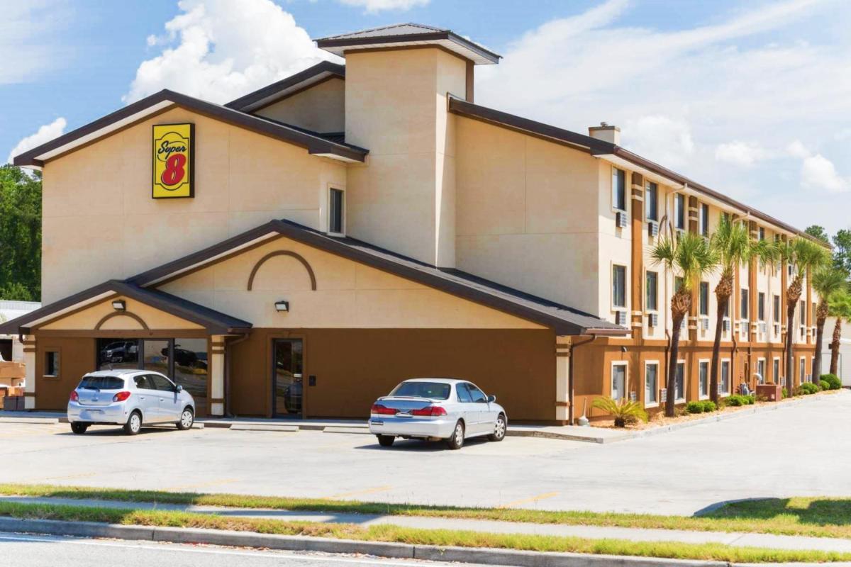 Super 8 by Wyndham Brunswick/St Simons Island Area - Housity