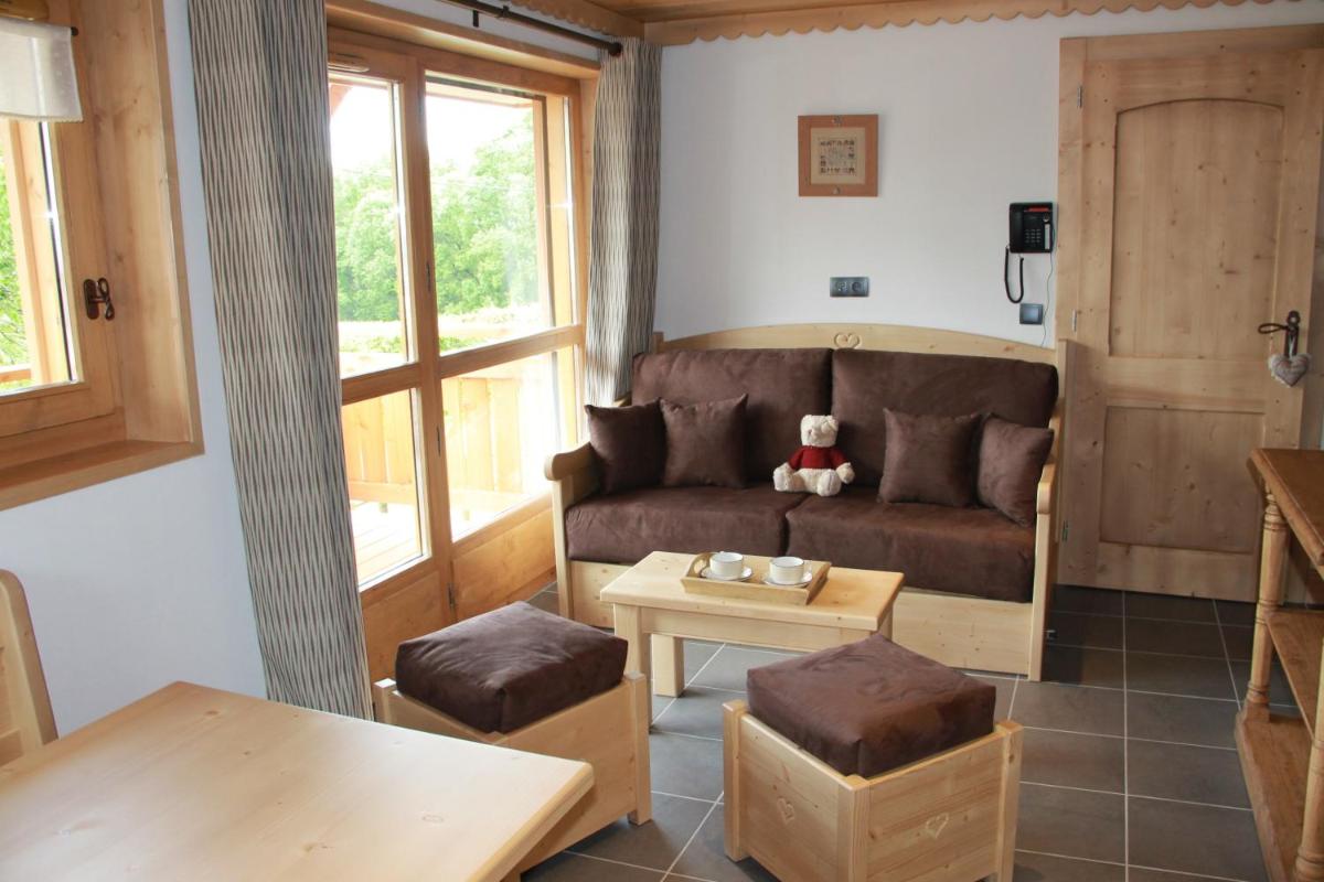 Coin salon dans l'établissement Les Chalets de La Griyotire