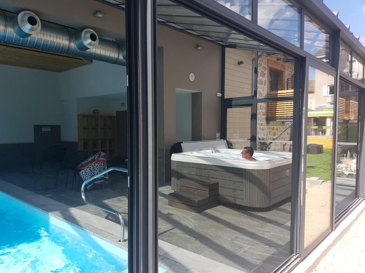 Piscine de l'établissement Logis SPA Hotel Restaurant De La Poste ou située à proximité